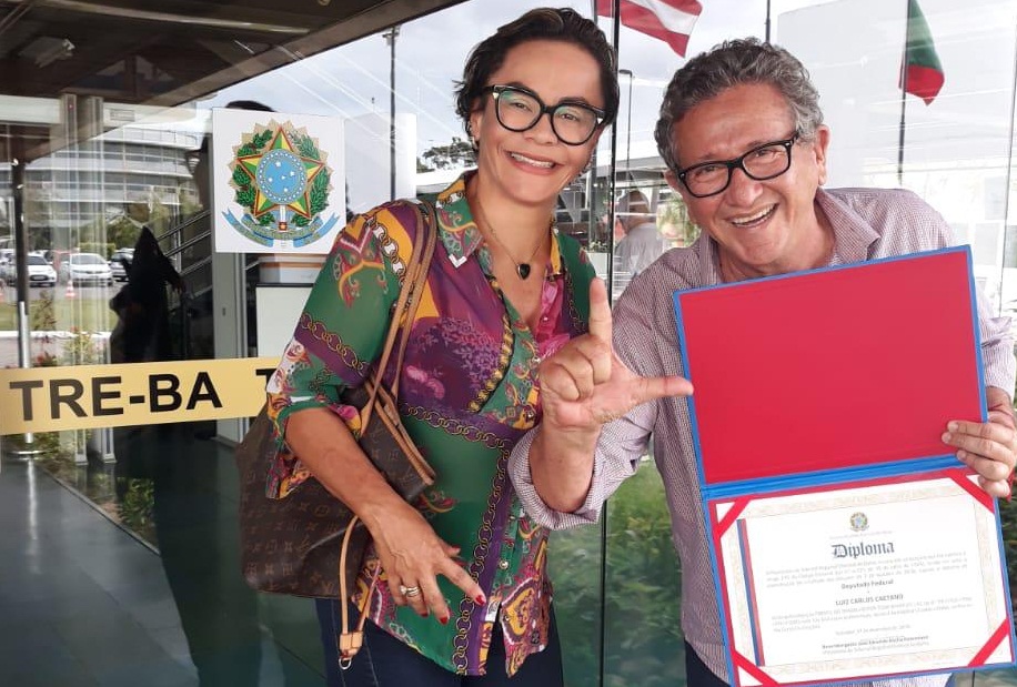 O deputado federal Luiz Caetano e a esposa, Ivoneide Sauza, ao receber o diploma no TRE, nesta terça-feira, 18 O deputado federal Luiz Caetano e a esposa, Ivoneide Sauza, ao receber o diploma no TRE, nesta terça-feira, 18